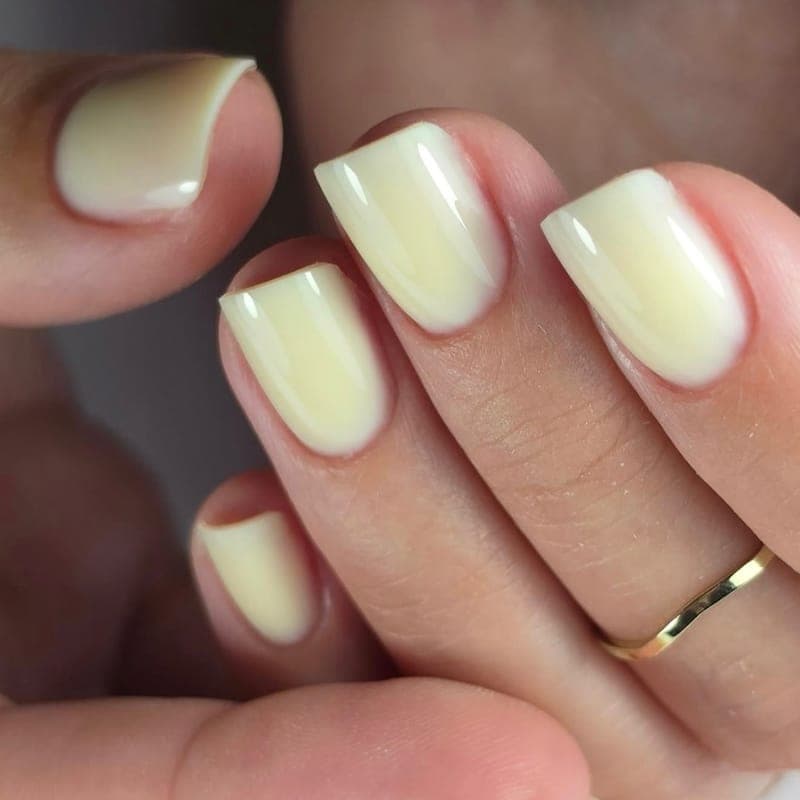 Short nails in a pale butter yellow